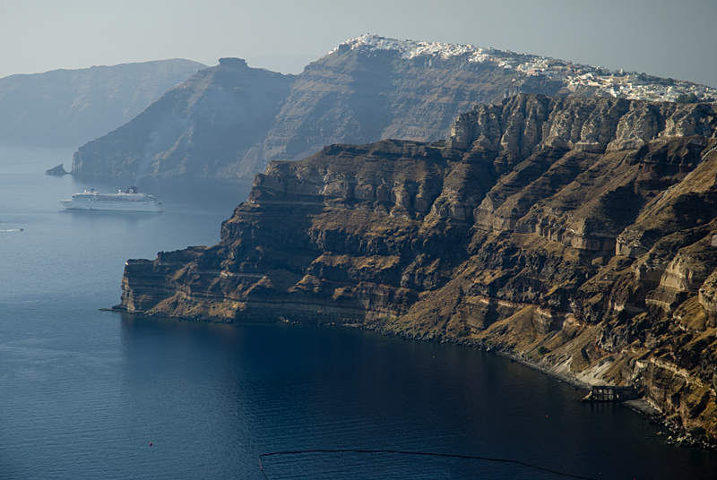 081_Santorini_nad Portem Athinios.jpg